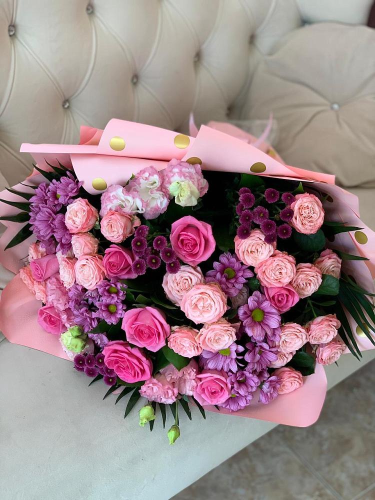 Букет цветов из: Хризантемы, Розы и Лизиантусы в Калаче-на-Дону