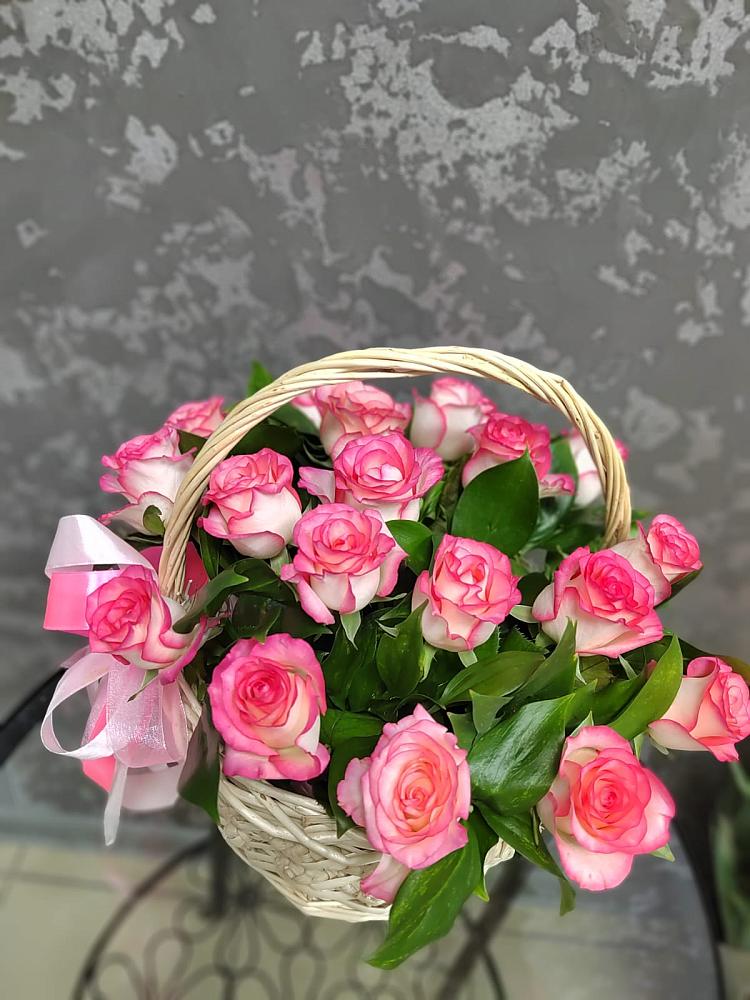 Цветочная композиция из Розы в корзине в Калаче-на-Дону