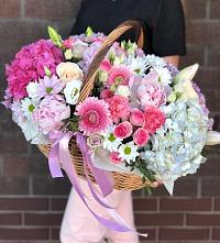 Цветочная композиция из Розы, Хризантемы, Пионы и Лизиантусы в корзине в Калаче-на-Дону