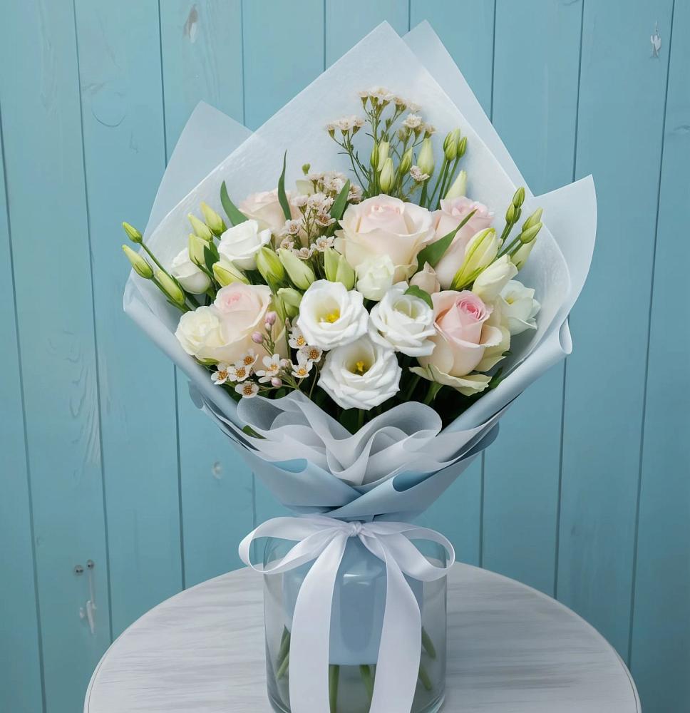 Букет цветов из: Розы и Лизиантусы в Калаче-на-Дону