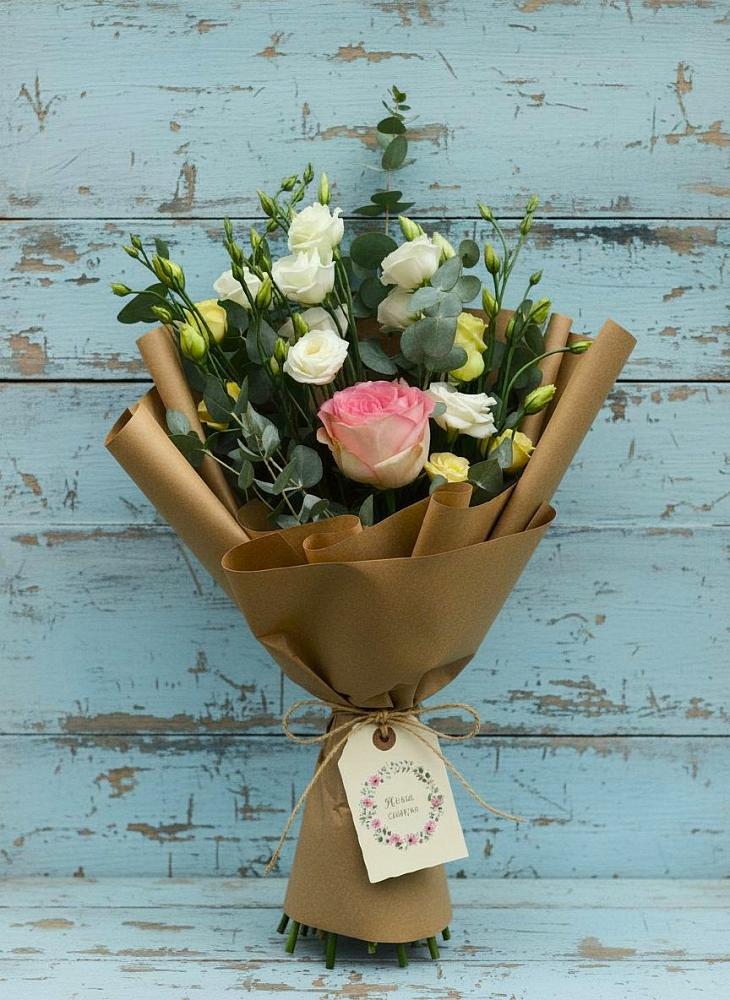 Букет цветов из: Розы и Лизиантусы в Калаче-на-Дону