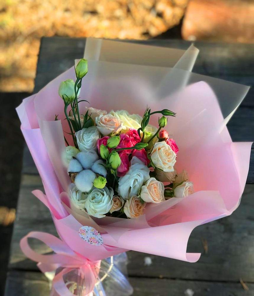 Букет цветов из: Розы и Лизиантусы в Калаче-на-Дону