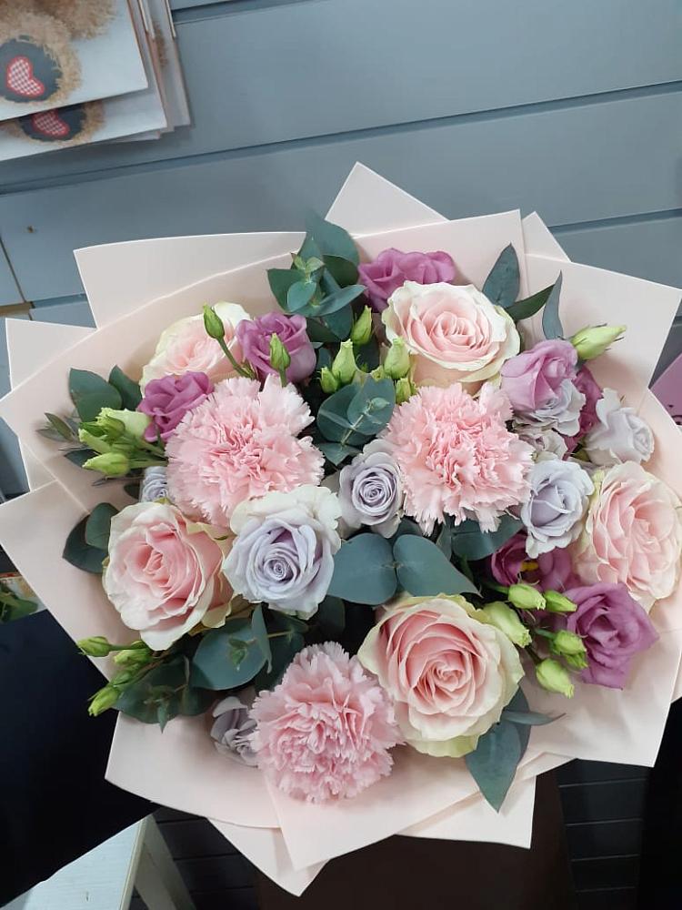 Букет цветов из: Розы, Гвоздики и Лизиантусы в Калаче-на-Дону