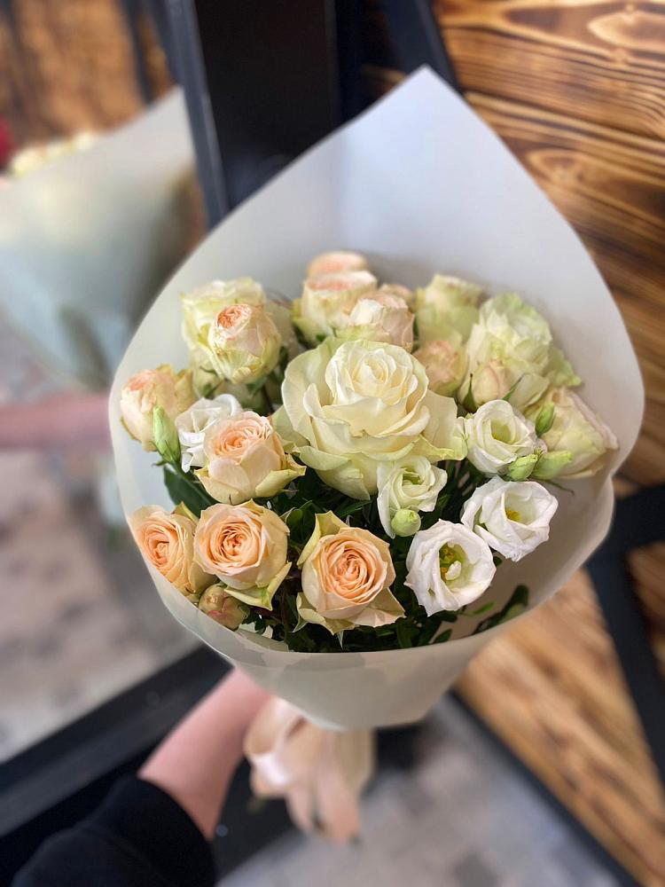 Букет цветов из: Розы и Лизиантусы в Калаче-на-Дону